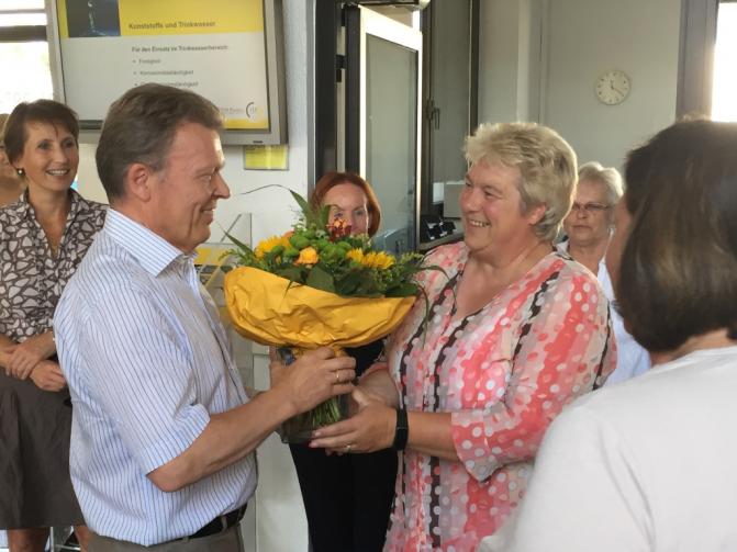 Nach der Rede von COO Dr. Wolf Köhler beglückwünschten die Kolleginnen und Kollegen den Jubilar Heinz-Günther Sauerhoff.